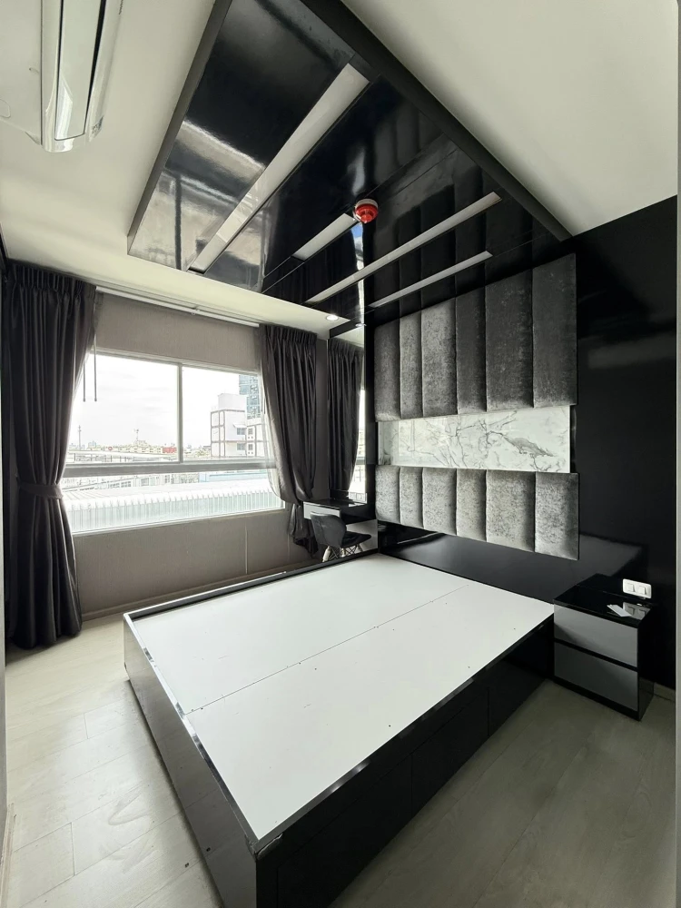 Selling a beautifully decorated condo at Aspire Ladprao 113. High-quality built-in furniture. Amazing price! Own it today! Don't wait!