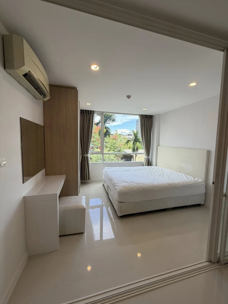 Selling rent spacious rooms at Elements Srinakarin. Beautiful corner unit with a clear, uncluttered view of Seacon Square. Book now!