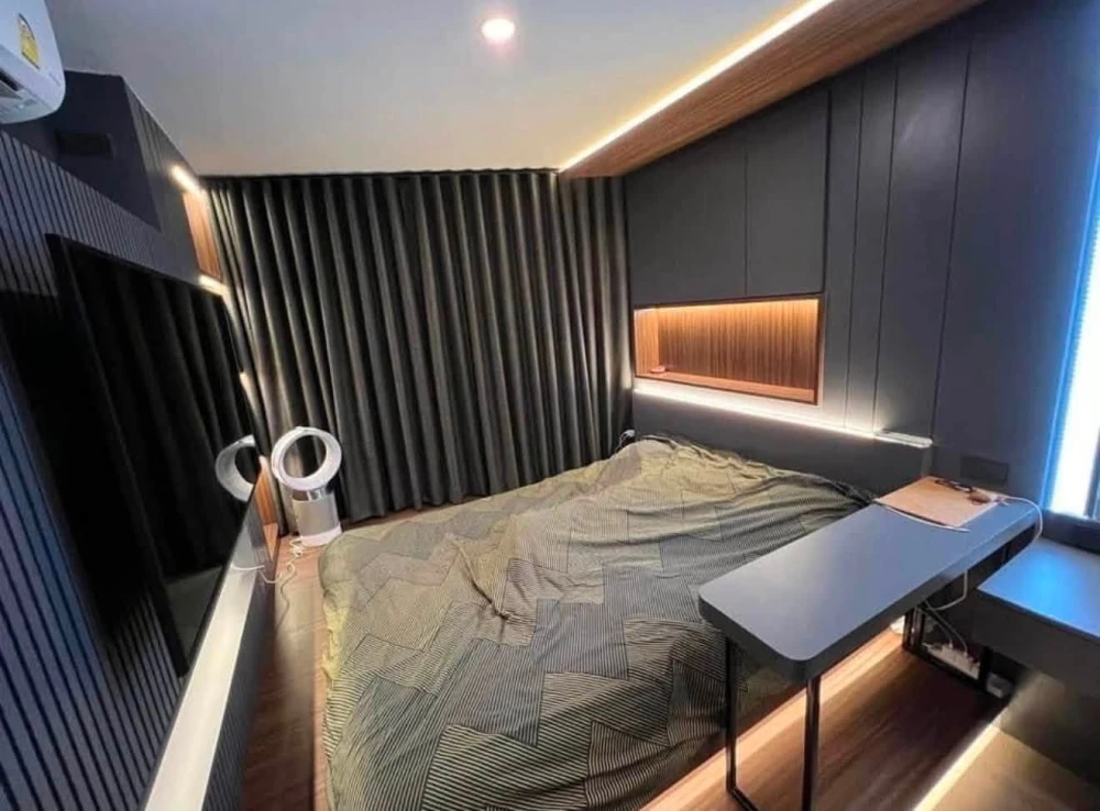For sale or rent: Elio Sathorn-Wutthakat. Beautifully decorated unit with a coordinated color scheme and high-quality built-in furniture. Book now!