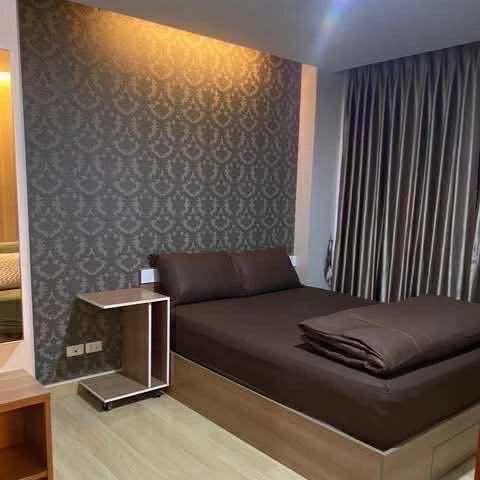 Emerald Residence Ratchada for sale, corner unit, very private, wallpapered throughout, built-in, complete with appliances, ready to move in.