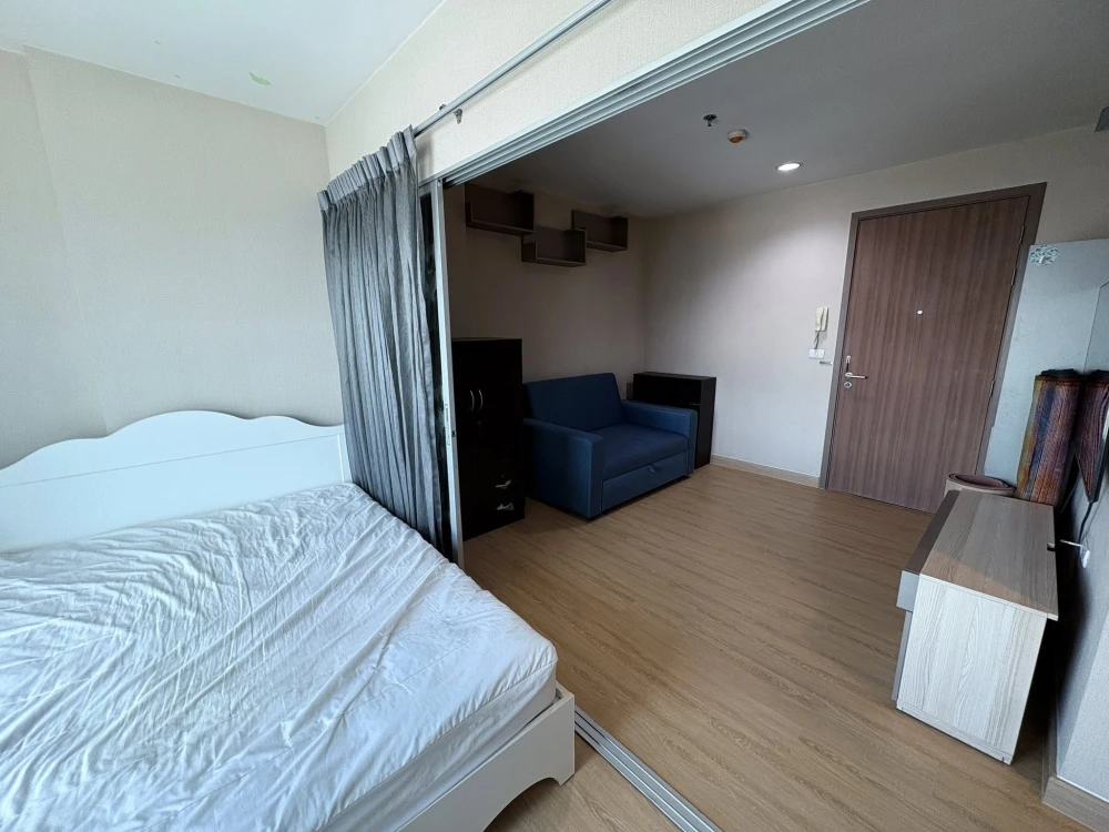 Selling Fuse Chan Sathon condo. Bedroom includes wardrobe, bed with mattress, built-in kitchen counter, electric stove and range hood. Interested? Boo