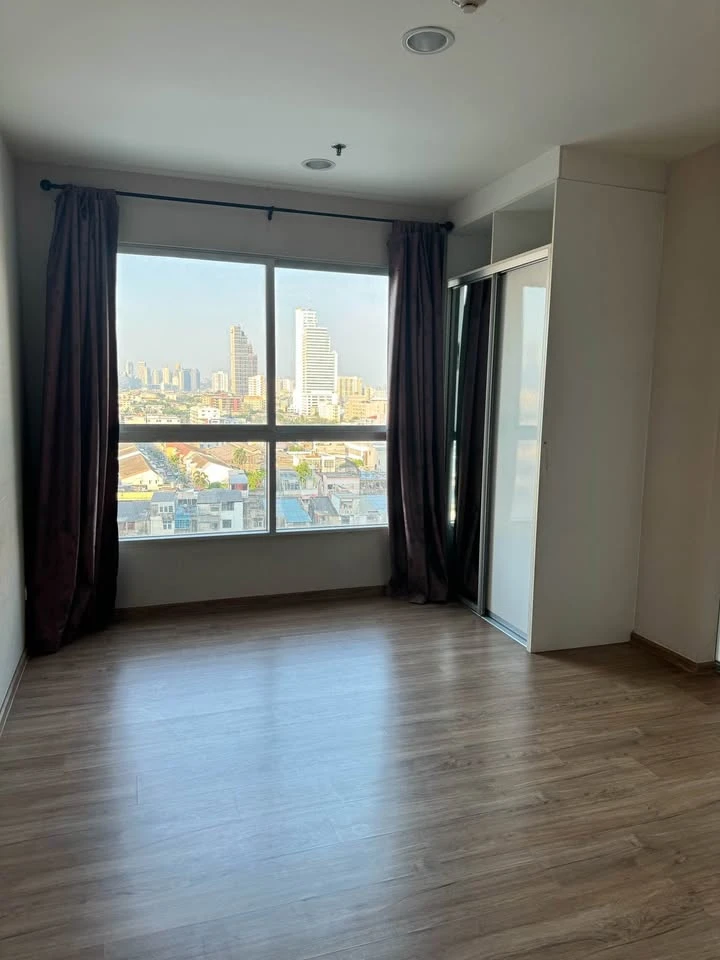 Selling Fuse Chan Sathorn, high floor unit. Unfurnished, perfect for those who want to decorate their own space. Don't miss out, book now!