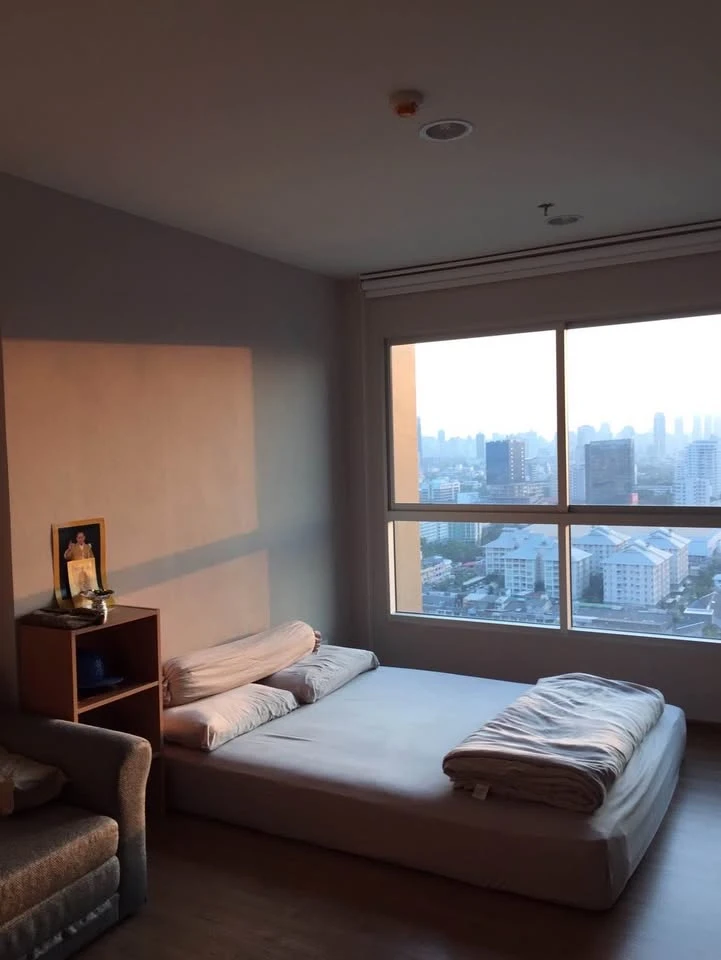Selling a Fuse Chan-Sathorn condo unit on the 26th floor. It's very high up with amazing city views and excellent ventilation. Book quickly!