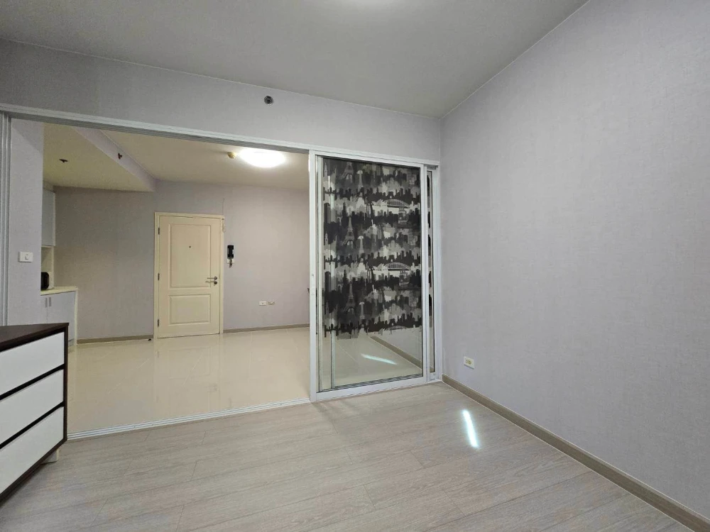 Selling Fuse Mobius Ramkhamhaeng Station unit. Empty, unfurnished, and perfect for those who love decorating their own space. Don't miss out! Book now
