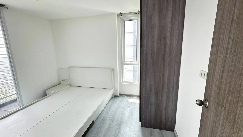 Selling a corner unit at Grene Chaengwattana. Partially furnished and decorated. Comfortable and spacious. Book now!