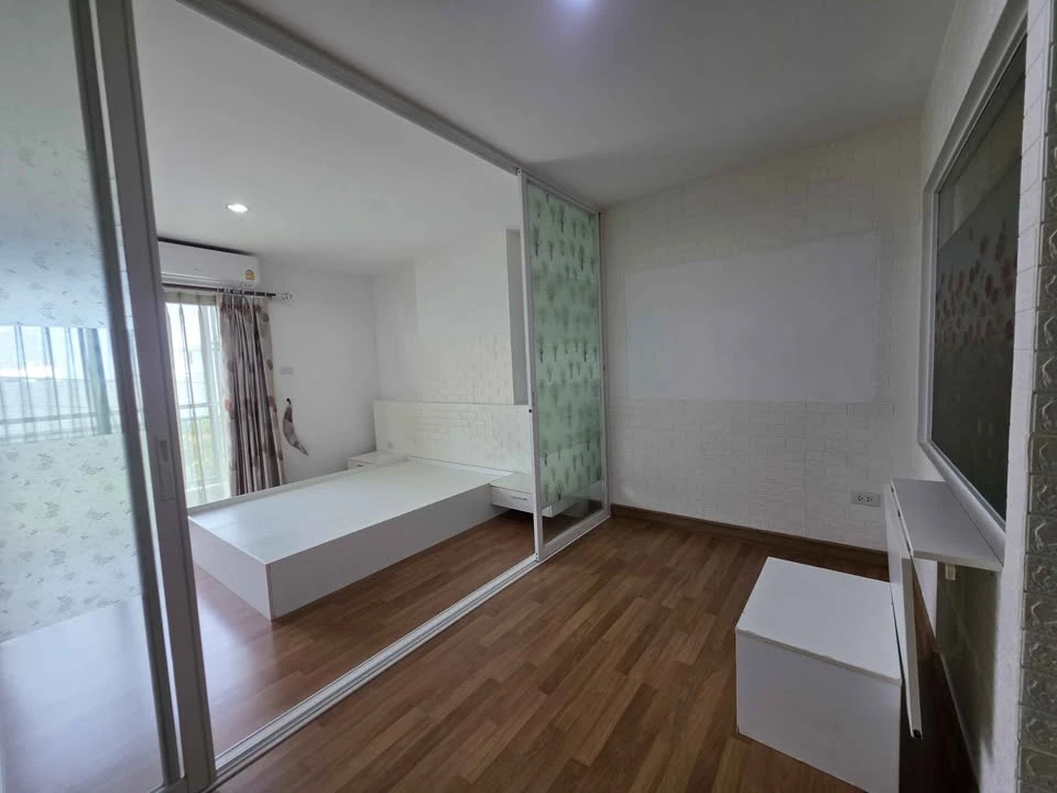 Selling ready-to-move-in condos at Grene Suthisarn. Spacious and comfortable. Book now!