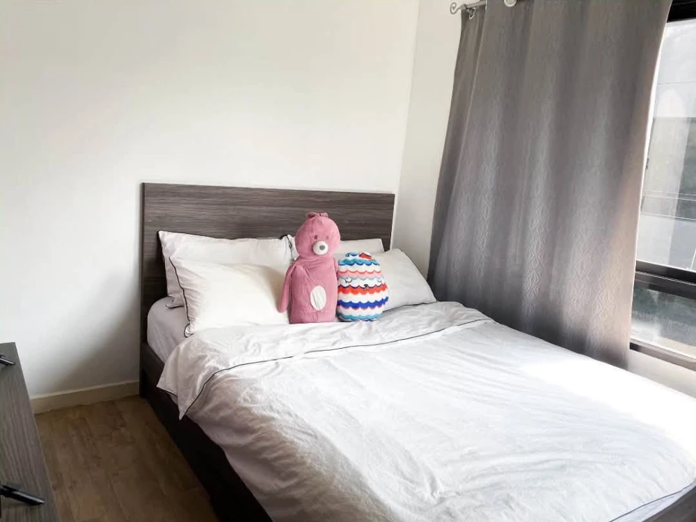 Selling H2 Ramintra 21 unit, located on the 21st floor – very high! Corner unit with glass partition for the bedroom. Don't miss out!