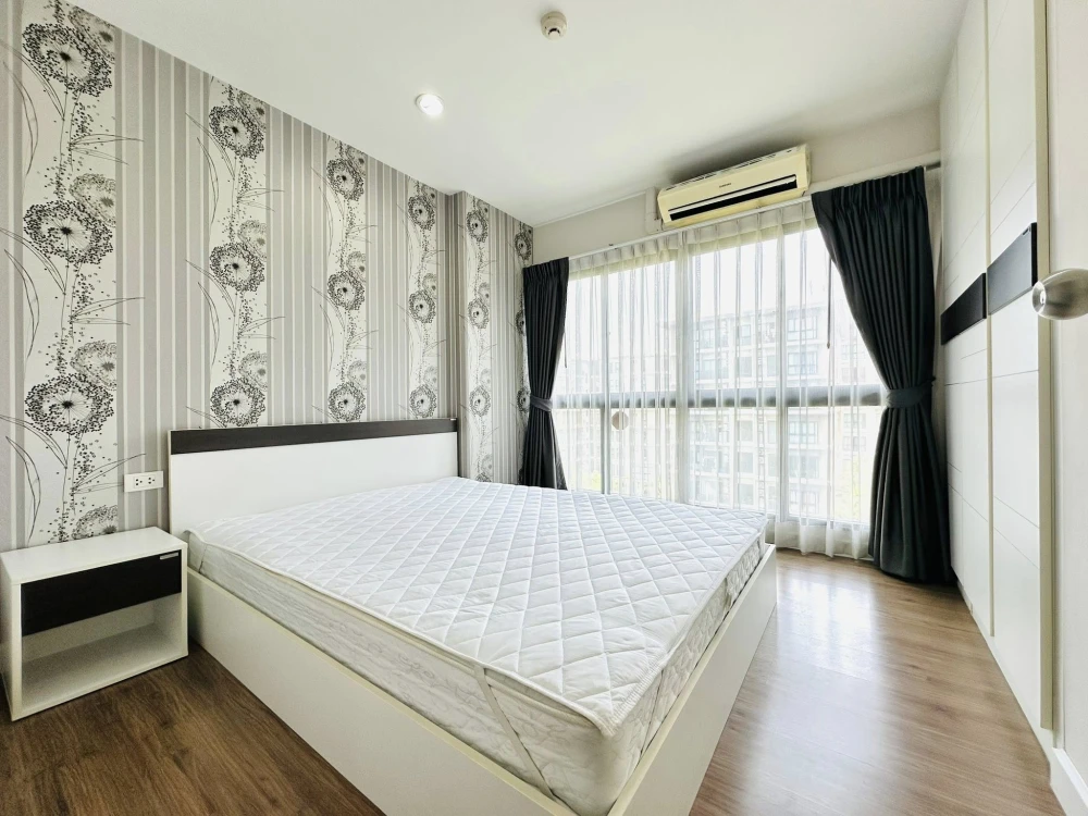 Selling a beautiful, fully furnished Hallmark Ngamwongwan condo. Ready to move in, with the best view in the project.