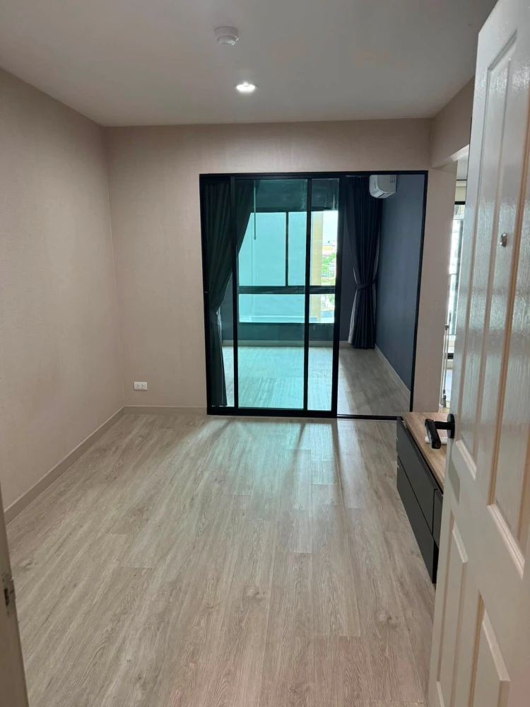 Selling a Hi Ladprao 130 unit with pool view, located on the 6th floor. Clean, bright, and airy. Perfect for those who enjoy decorating their own room
