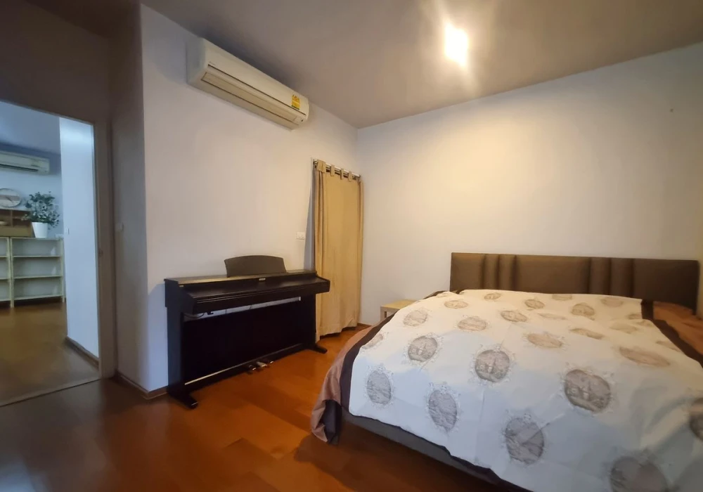 Selling Hive at Sathorn, 8th floor, corner unit, fully furnished, ready to move in. Interested? Book now! (Urgent!)