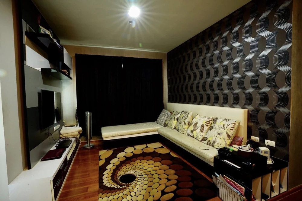 Selling Hive Taksin condo, high floor unit, spacious and comfortable, perfect for a family. Don't miss out, book now!