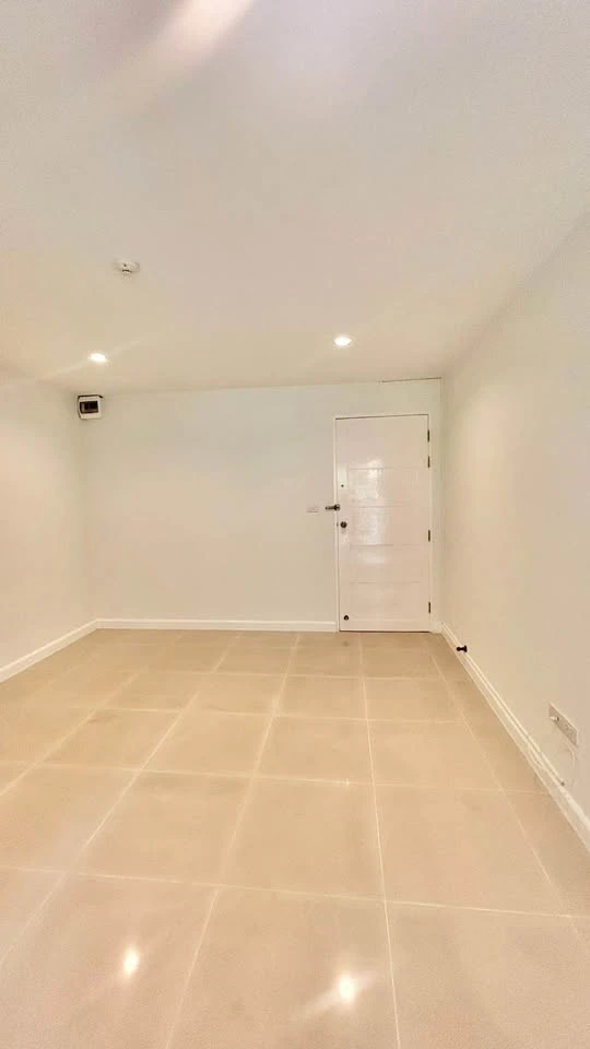 For sale: Hope and Guy Condotown, empty room, 2nd floor, good location, room decorating enthusiasts shouldn't miss out, reserve now!