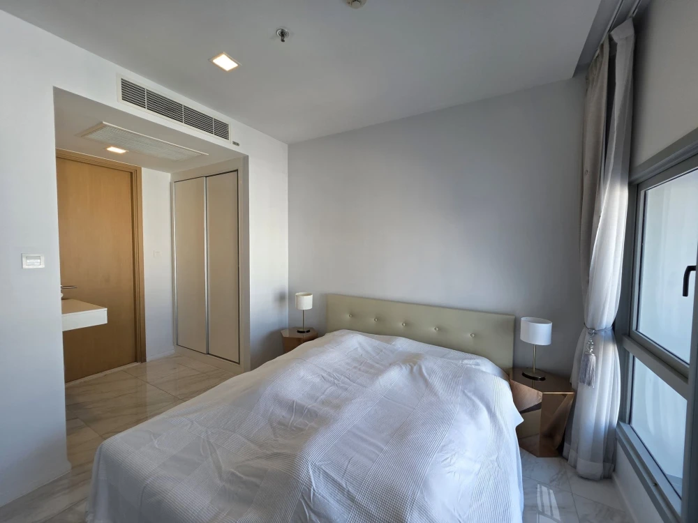 Selling HYDE Sukhumvit 11. A lovely, high-floor unit with city views. Spacious, fully furnished with appliances. Don't miss out on this great deal!