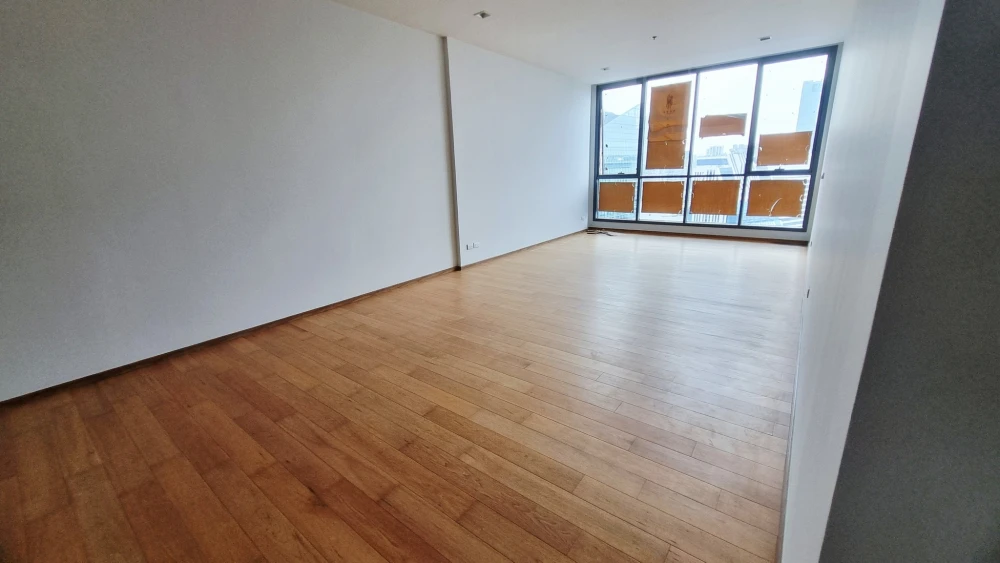 For sale: Hyde Sukhumvit 13, spacious, high floor with beautiful city skyline view. Don't miss it!