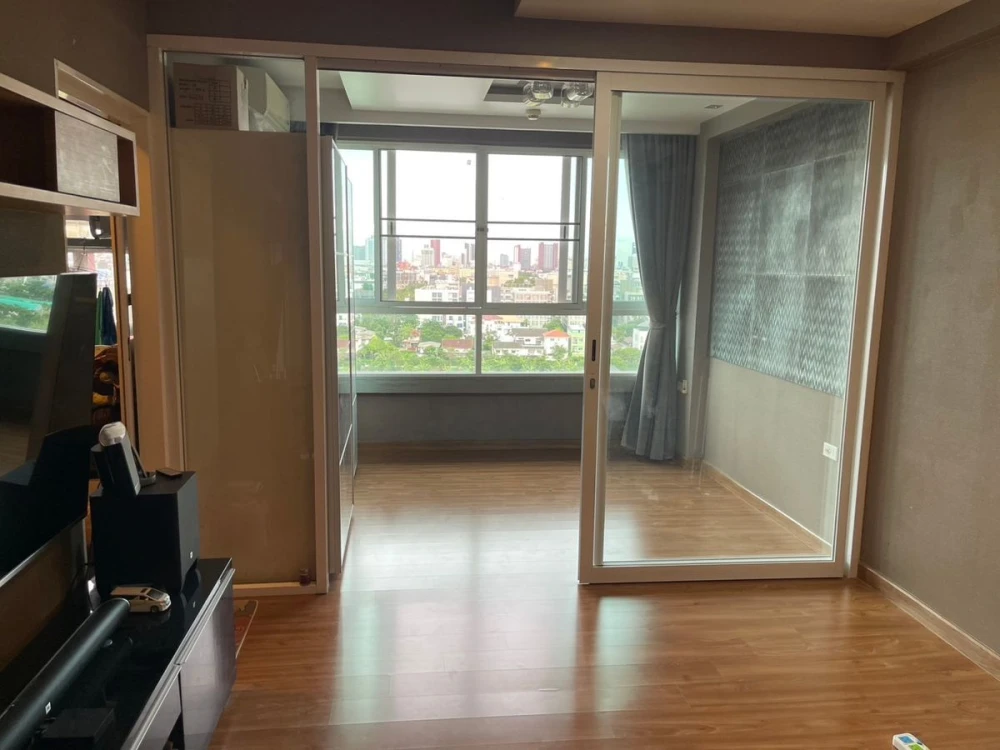 For sale: i-biza Condominium RCA, a nice room, good location, convenient transportation, beautiful view, not blocked, reserve now!