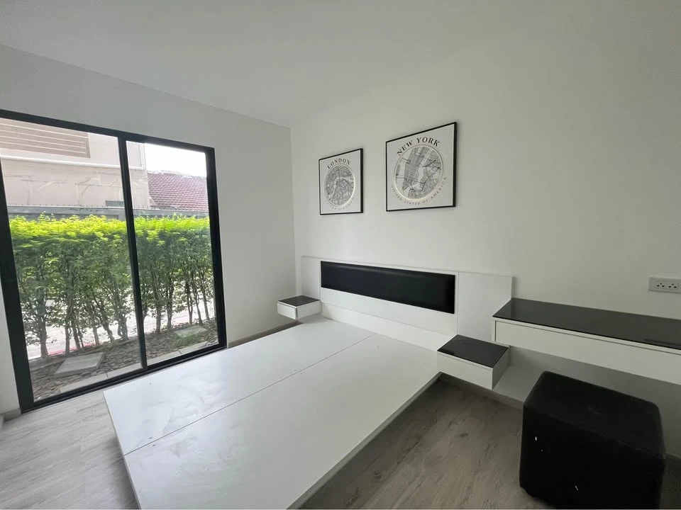 For sale: I Condo Sukhumvit 105, room size 31 sq m., 1st floor, Building A3, with trees behind the room, very shady, hurry and reserve now.