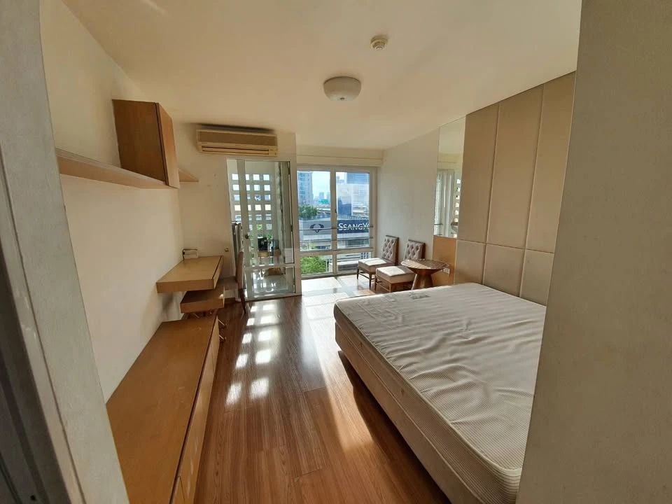 For sale: i House Rama 9-Ekkamai, good location, next to a public park and BTS, with excellent built-in furniture. If you don't reserve, you'll really