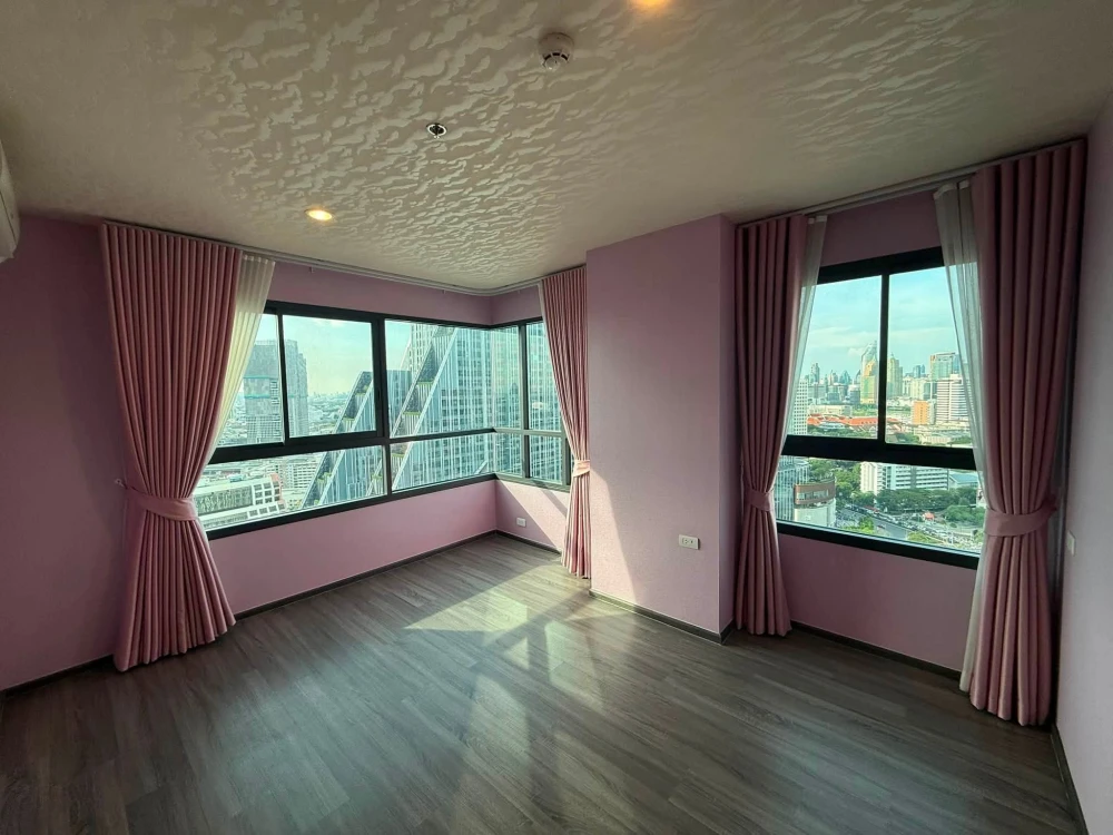 Selling Ideo Chula Samyan, 30th floor, corner unit, open city view, bright and airy, receiving plenty of natural light. Don't miss out!
