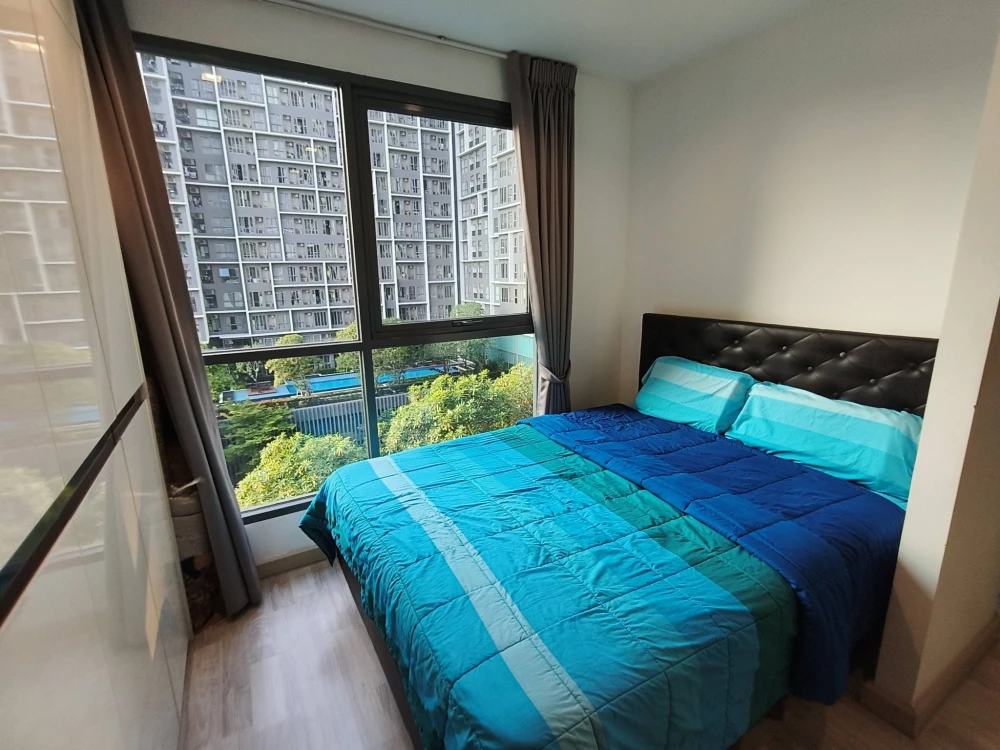 Selling IDEO mobi sukhumvit, 8th floor, pool view, ready to move in immediately. Fully furnished. Located away from the elevator and garbage room.