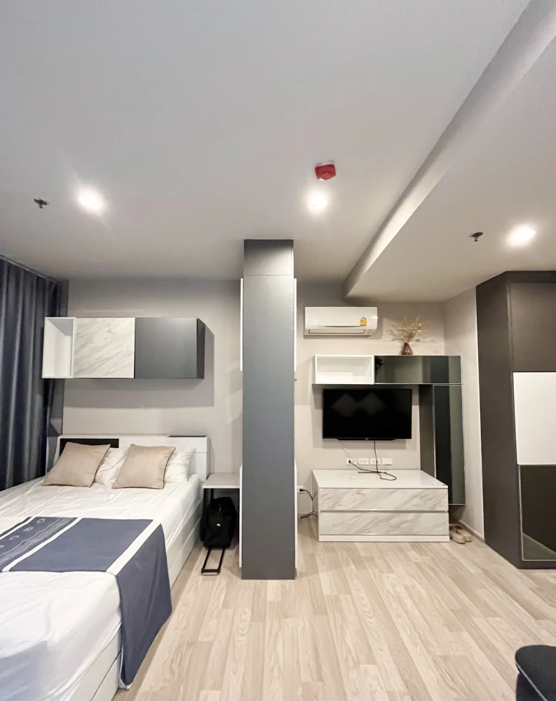 Selling Ideo Mobi Sukhumvit East Point, 6th floor, corner unit. Fully furnished and equipped with appliances. Don't miss out!