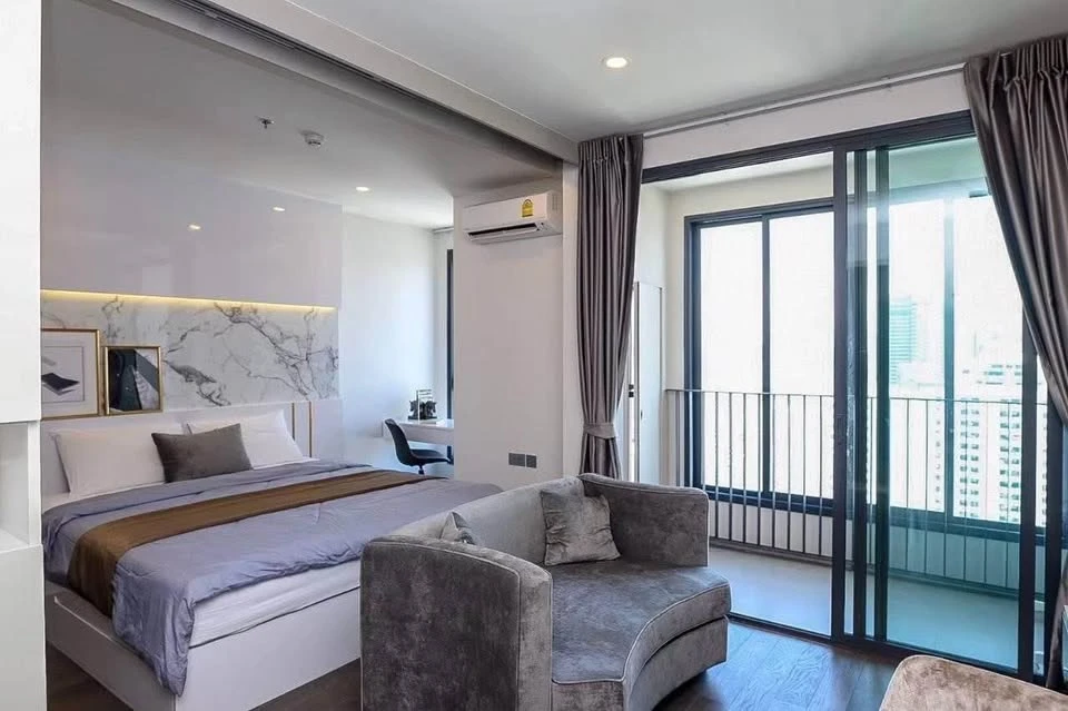 For sale: Ideo Q Siam-Ratchathewi, beautiful view of Baiyoke Tower, private elevator to the front door, beautifully decorated built-in furniture.