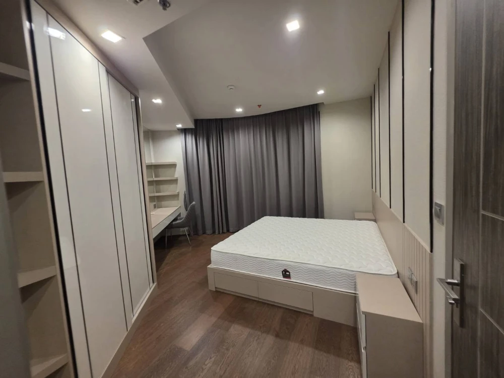 Selling Ideo Q Victory corner unit, quiet location, great city view, unblocked. Don't miss out!