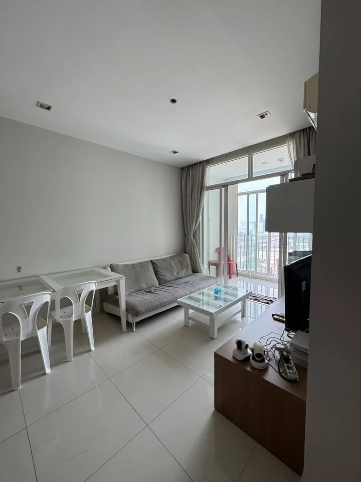 Selling IDEO Verve Ratchaprarop, 2 bedrooms, 1 bathroom, very high floor, spacious area. Don't miss this opportunity!