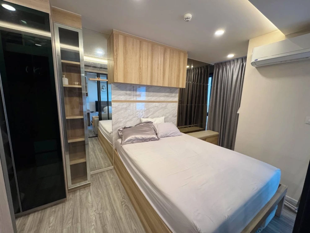 Selling IKON SUKHUMVIT 77, pool view, high-quality built-in furniture. Move in now, don't wait!
