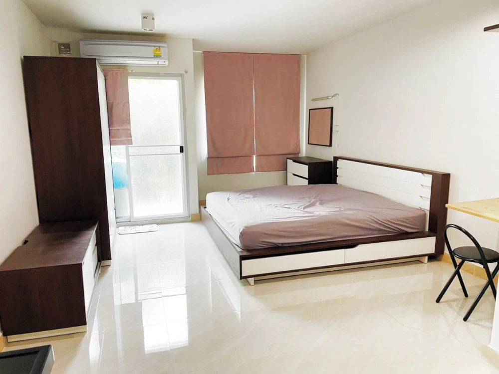 For sale: IRIS Avenue On Nut - Wongwaen, Building 1, 2nd floor, granite tiled floor, all furniture included. Reserve now and you won't be disappointed