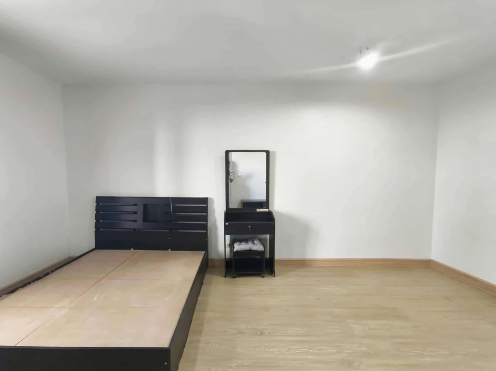 Selling Iris Avenue Onnuch – Wongwan condo. Nice unit, low floor, furnished, close to the airport. Book now before it's too late!!!