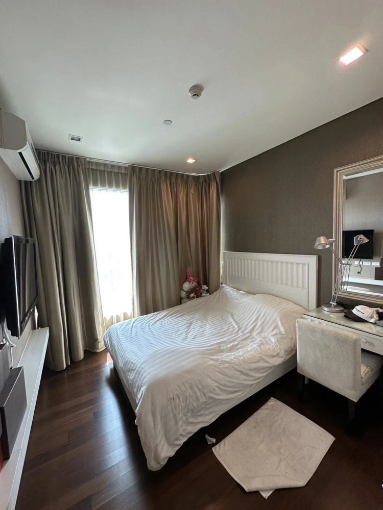 For sale: IVY THONGLOR, a beautifully decorated room with superb built-ins and a large usable area. Don't miss it!
