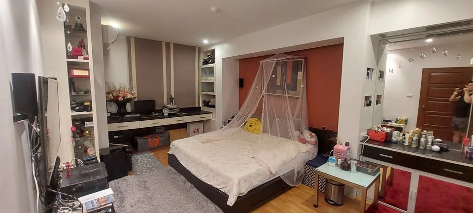 Selling a spacious room at Klangkrung Resort Ratcha 7. It features high-quality built-in furniture and a walk-in closet. Book now!