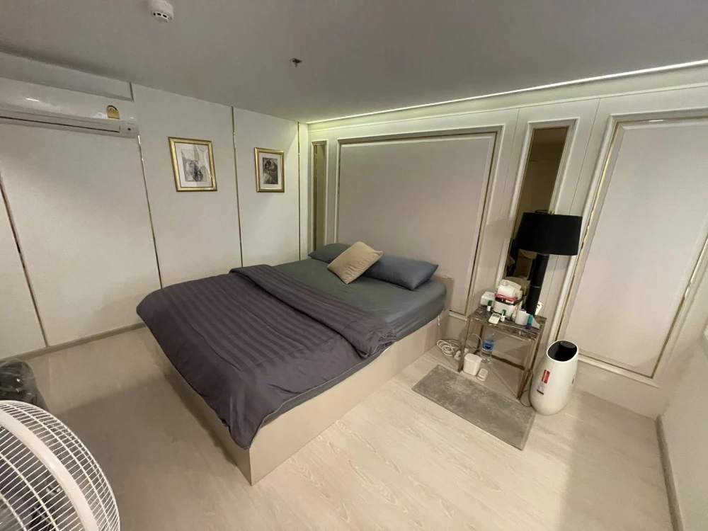 Selling rent Knightsbridge Phaholyothin-Interchange condo. Spacious unit with high ceilings, bright and airy feel, fully furnished. Don't miss out!