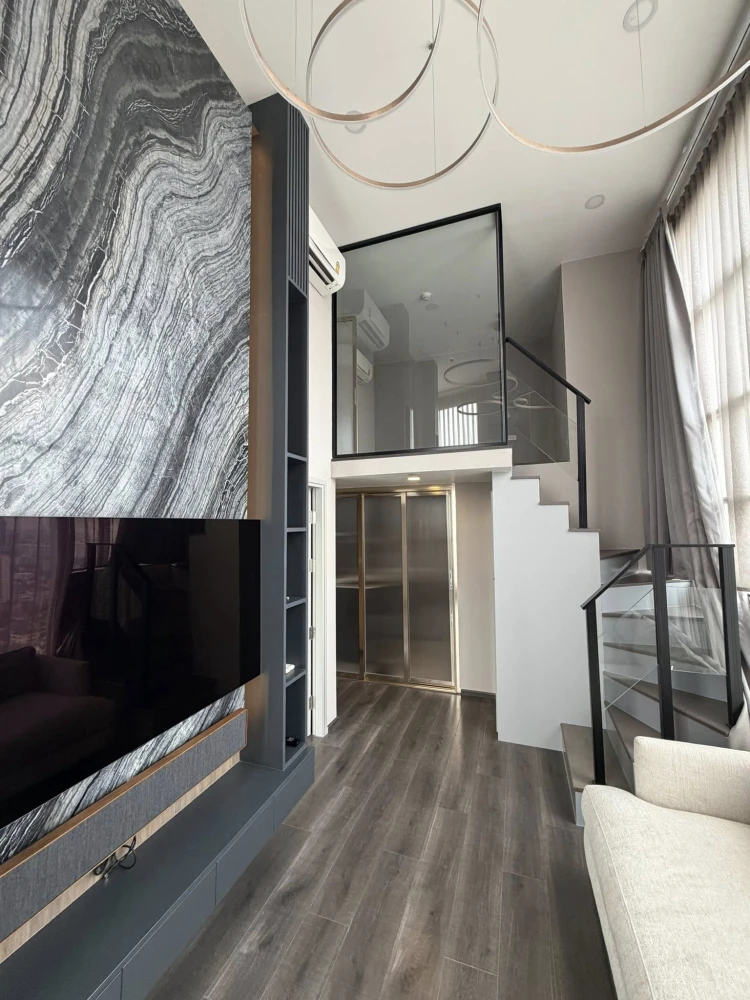 Selling a great unit at KnightsBridge Space Rachayothin. High floor, corner unit. Book now!