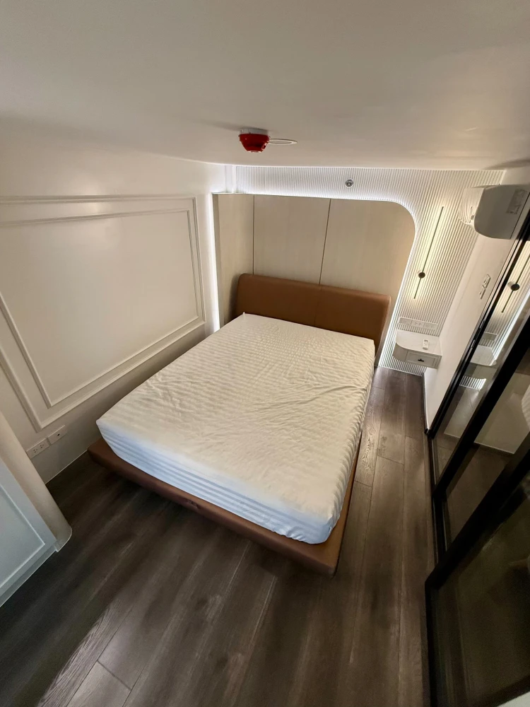 Selling a spacious, high-ceilinged unit at KnightsBridge Space Rachayothin, 24th floor, fully furnished. Book now!