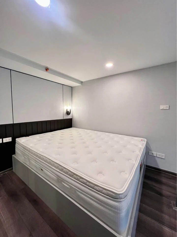 Selling a show unit from the developer at KnightsBridge Space Rama 9. The room is stunning! Don't miss out!