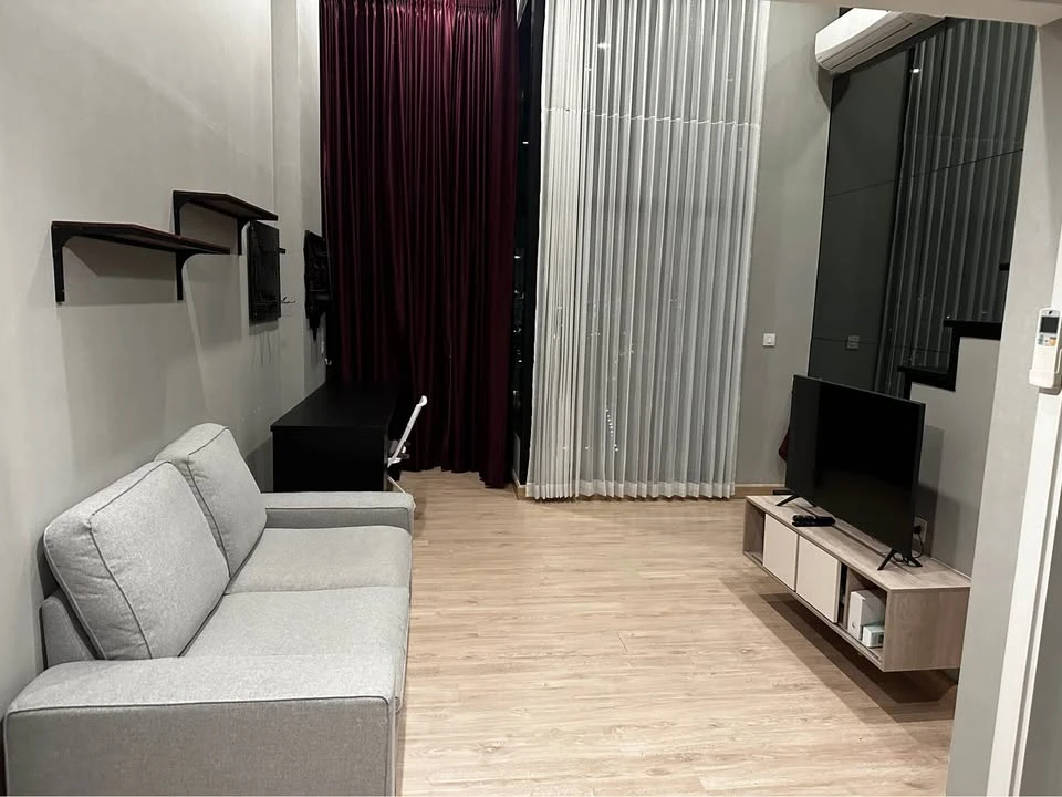 Knightsbridge Tiwanon for sale, spacious room with plenty of usable space, high ceilings, airy and spacious, comes fully furnished, don't miss out!
