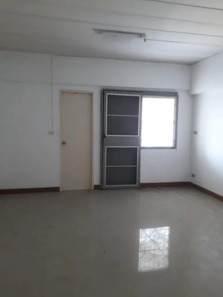 Selling Koonsuk Ville Nawamin 157, 5th floor unit. Great location, convenient transportation. What are you waiting for?
