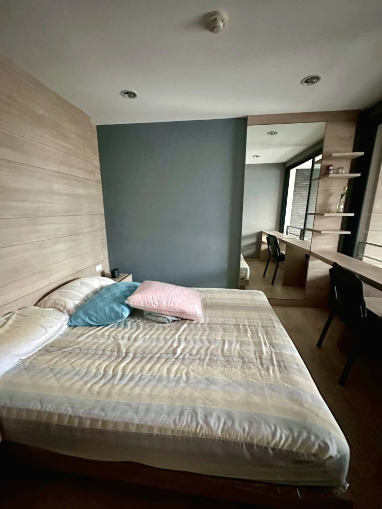 L Loft Ratchada 19 for sale. Features high ceilings (over 5 meters), fully furnished and ready to move in, with built-in furniture made of real wood.