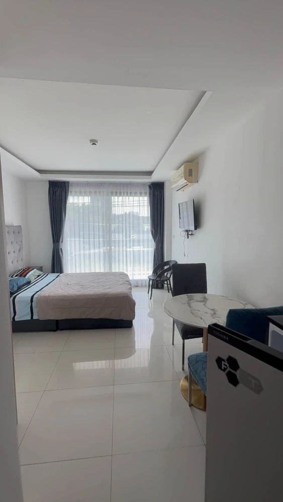 For Sale: Laguna Beach Resort Jomtien Maldives. A resort-style condo featuring a pleasant atmosphere surrounded by greenery and a swimming pool. Book