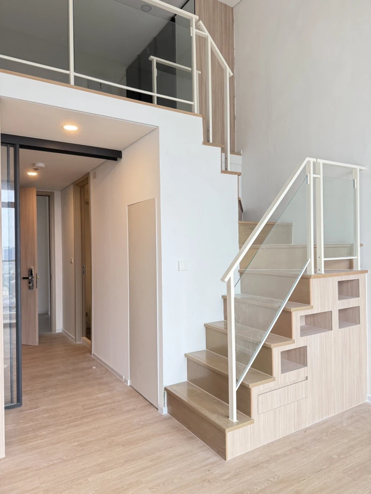 For sale Landmark @MRTA Station, 2-story room with 4.4 meter high ceiling, facing north, not hot, reserve now.