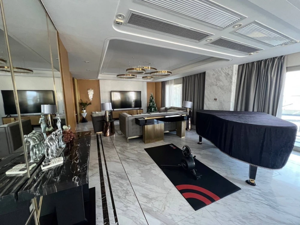 For sale: Le Raffine Sukhumvit 24, very large room with private swimming pool, home-like atmosphere, buy and move in immediately.