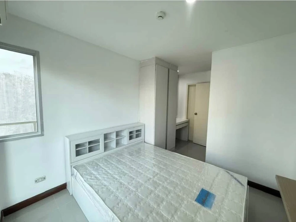 Selling Le Rich Ratchada, corner unit, less crowded, spacious living area, fully furnished. Such a great deal, book now!