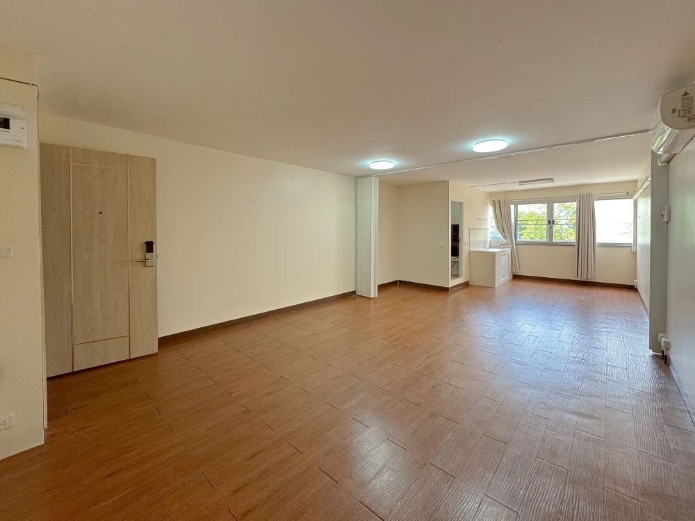 Level Condominium for sale, empty room, spacious, comfortable, hurry and reserve now.