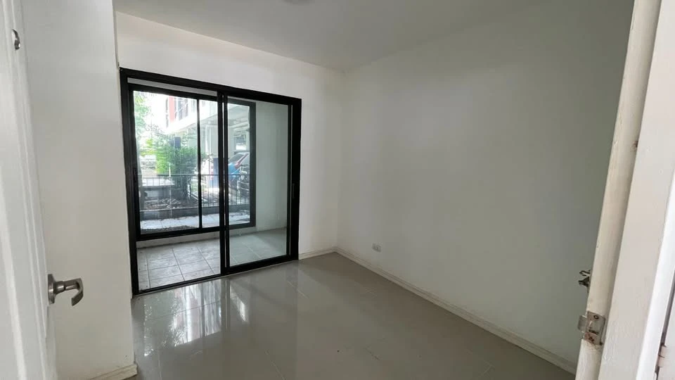 For sale: LIB Ramkhamhaeng 43/1, room size 29 sq m, 1st floor, behind the room there is a very shady tree, ready, don't wait.