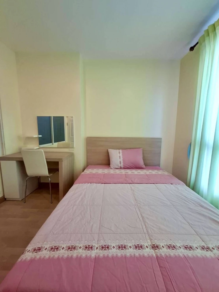 Selling Life @ Phahon-Ari condo, 8th floor. Great view, not too high, not too low. Includes plenty of furniture and appliances. Just bring your suitca