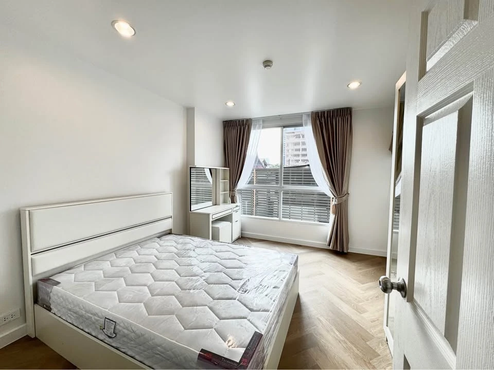 For sale: Life @ Phahon18, 1 bedroom, 1 bathroom, plenty of usable space, good location, fully furnished, don't miss out!