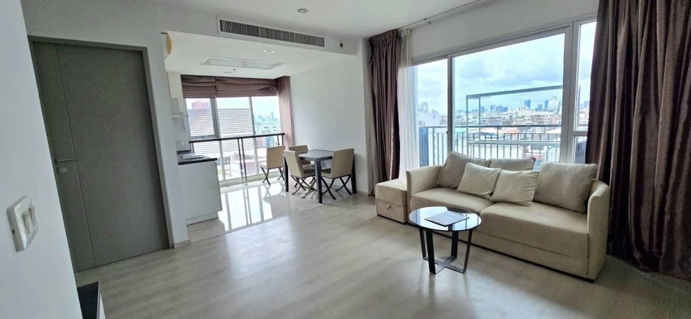 Selling Life @ Ratchada-Huaikwang, 2 bedrooms, 2 bathrooms, spacious living area, great location, and complete amenities. Book now!