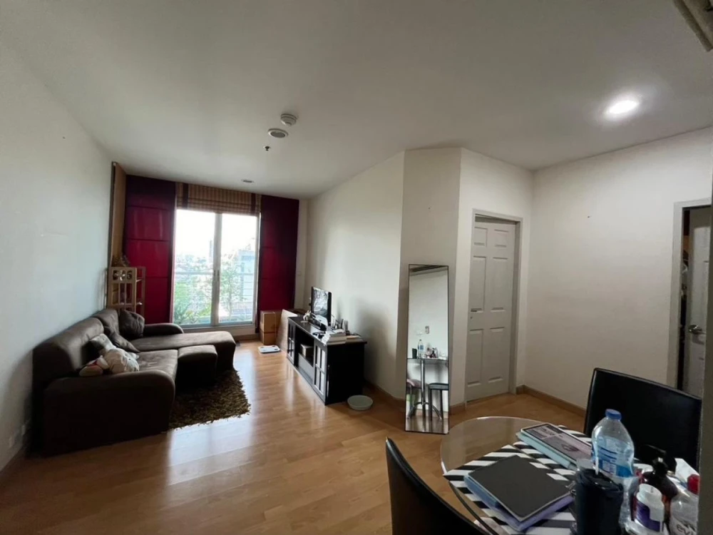 For sale: Life @ Ratchada (Ladprao 36), 10th floor, corner room, fully furnished, nice to live in. If interested, hurry and reserve now.