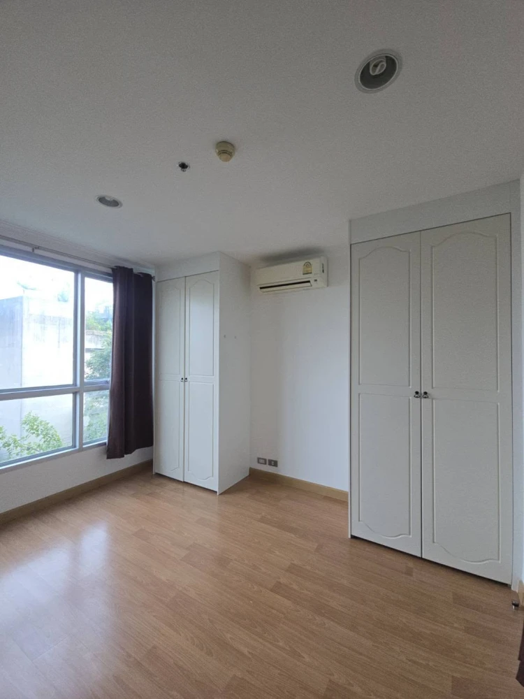 Selling Life @ Ratchada (Ladprao 36) 1-bedroom unit, 4th floor. Spacious living area, great location. Don't miss out!